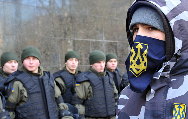 «Нацкорпус» приехал блокировать базу «вооруженных титушек» в Киеве, на месте работает полиция 