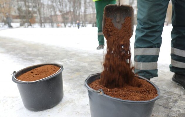 Краків і Львів використовують для посипання доріжок каву замість солі 