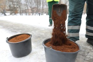 Краків і Львів використовують для посипання доріжок каву замість солі 