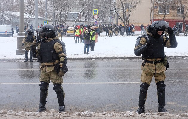 Захарова заступилась за "несчастных" российских силовиков