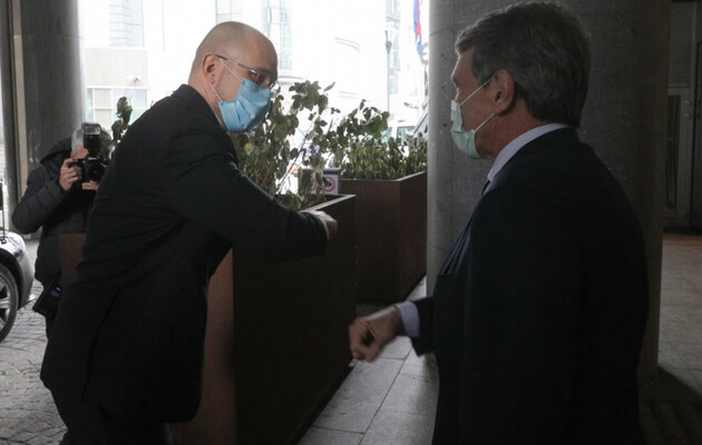 Украинский премьер поблагодарил ЕС за поддержку и санкции против России