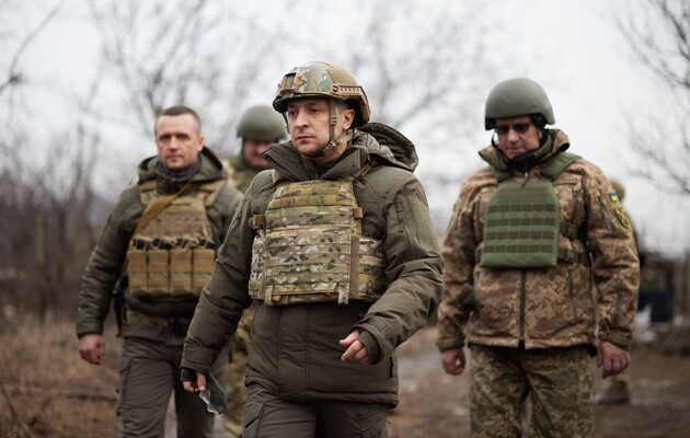 Зеленский считает, что Россия решила давить в ТКГ, усилив обстрелы в Донбассе