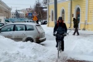 Дипломат из Нидерландов преодолевает снежные заносы киевских улиц на велосипеде 