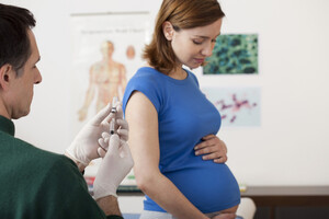 Минздрав рассказал о вакцинации беременных и кормящих женщин