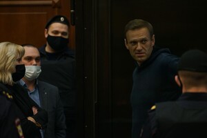 В Москве продолжается суд над Навальным, опозиционера обвиняют в клевете на ветерана