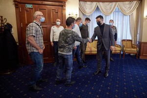 Зеленський провів зустріч зі звільненими з полону українськими моряками судна Stevia 
