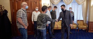 Зеленський провів зустріч зі звільненими з полону українськими моряками судна Stevia 