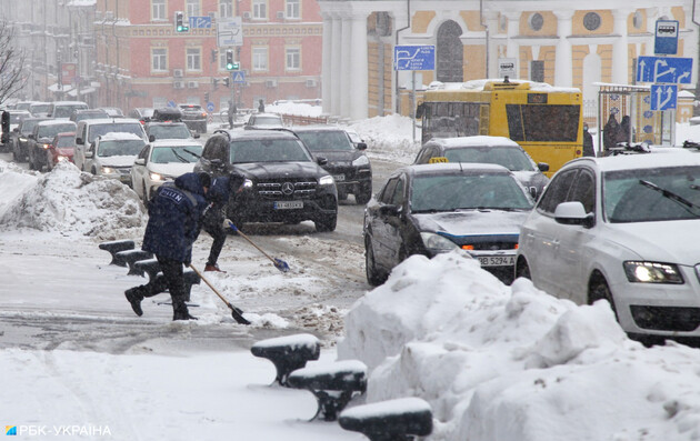У КМДА обіцяють прибрати сніг з доріг й тротуарів: Столичні школи і садочки починають роботу з понеділка