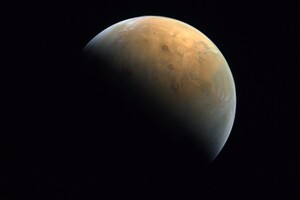 Апарат ОАЕ передав на Землю перший знімок Марса 