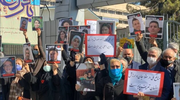В Иране семьи жертв сбитого самолета МАУ потребовали ареста лидера революционной гвардии