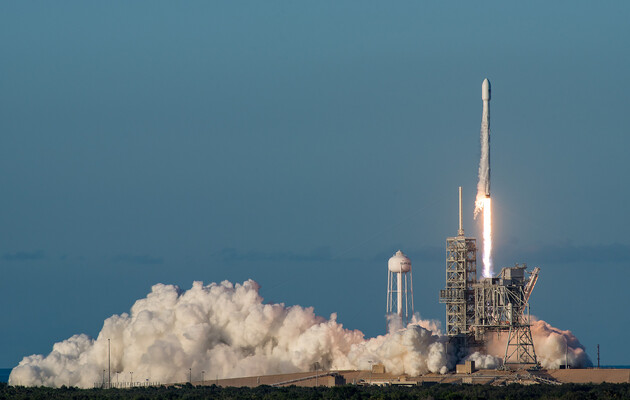 Компания SpaceX запустила ракету-носитель Falcon 9 с 60 микроспутниками Starlink