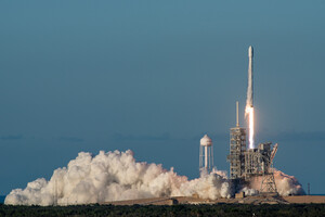 Компания SpaceX запустила ракету-носитель Falcon 9 с 60 микроспутниками Starlink