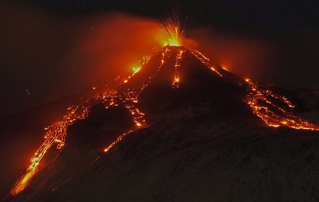 В Италии на острове Сицилия началось извержение вулкана Этна