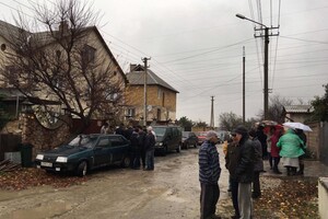 У будинки кримських татар в окупованому Криму силовики знову пройшли з обшуками 
