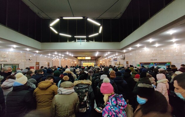 В метро Киева снова длинные очереди. Правил дистанцирования соблюдать там не удается 