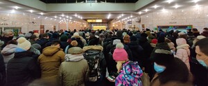 В метро Києва знову довжелезні черги. Правил дистанціювання дотримуватися там не вдається