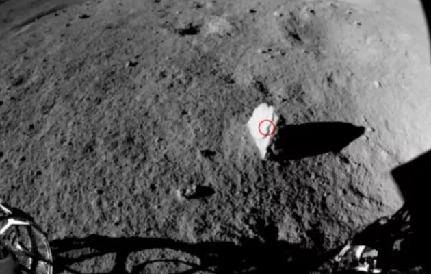 Китайський ровер знайшов на Місяці незвичайний камінь 
