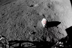 Китайский ровер нашел на Луне необычный камень