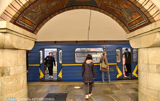 У Києві дві станції метро закрили через повідомлення про мінування 