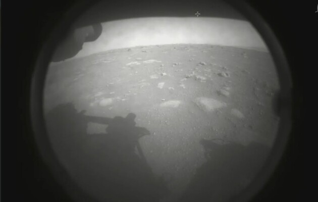Марсоход NASA передал на Землю первые фото с Красной планеты