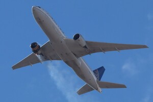 У Денвері у літака Boeing 777 United Airlines в польоті загорівся двигун — пілотам вдалося успішно посадити літак 