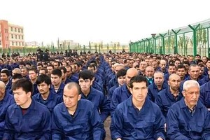 США разорвали цепочки поставок для модной индустрии из Синьцзяня, где Китай насильно держит миллион мусульман в лагерях 