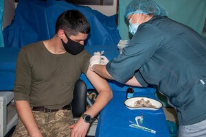 В зоне ООС стартовала вакцинация военнослужащих: фоторепортаж