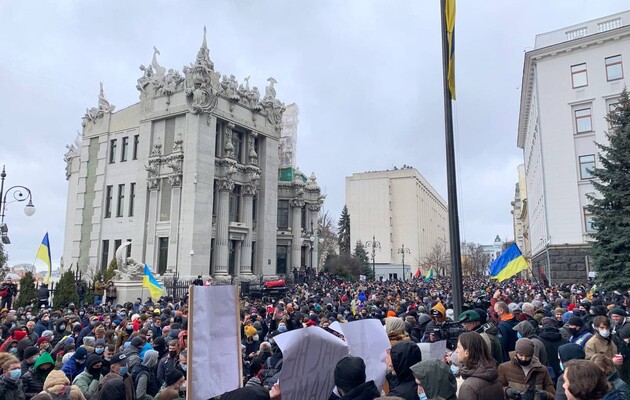 На Банковой около двух тысяч человек митингуют против приговора Стерненко: онлайн