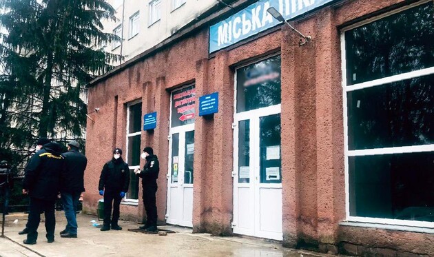 Полиция устанавливает причины возникновения пожара в больнице Черновцов