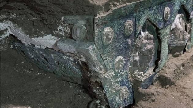 На раскопках в Помпеях нашли античную колесницу — она сохранилась практически нетронутой