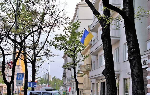 Кулеба відкликав двох співробітників посольства України в Польщі, підозрюваних у корупції