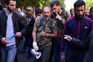 Противники премьера Армении проникли в одно из зданий правительства
