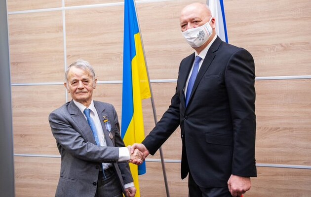 Чехия наградила лидера крымских татар Джемилева медалью 