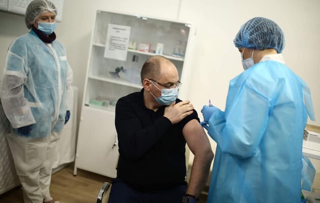Минздрав разрешил вакцинировать украинцев вне очереди