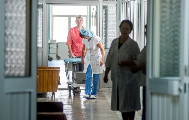 В Ивано-Франковской области больницы переполнены больными коронавирусом, люди лежат прямо в коридорах 