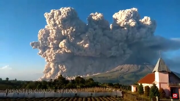 В Індонезії почалося виверження вулкана Синабунг 