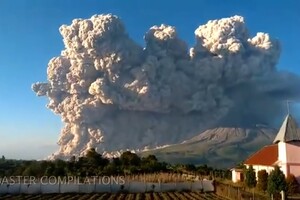 В Індонезії почалося виверження вулкана Синабунг 