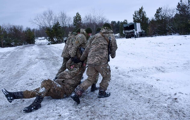 Бойца с пулевым ранением госпитализировали, медики оценивают его состояние как удовлетворительное