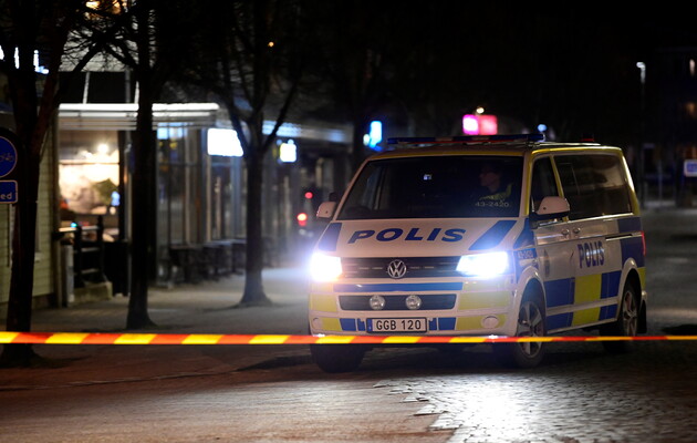 Шведська поліція зі стріляниною затримала чоловіка, який напав на людей із сокирою 