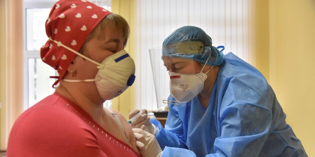 МОЗ: В Україні від коронавірусу вже щеплено 16 тисяч осіб 