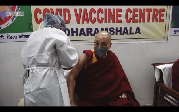 Далай-лама отримав щеплення від ковіду вакциною Covishield, яку закупила Україна