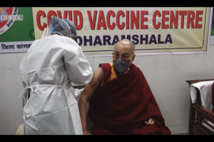 Далай-лама получил прививку от ковида вакциной Covishield, которую закупила Украина 