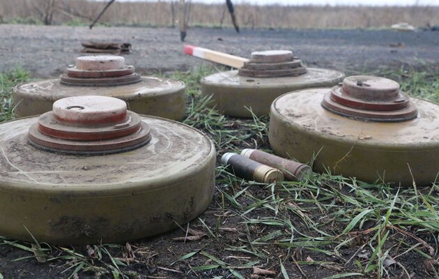 Окупанти замінували протитанковими мінами під'їзди до двох селищ на Донеччині 