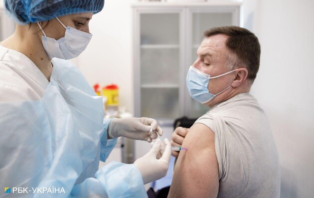 За сутки в Украине привили еще почти тысячу человек от коронавируса