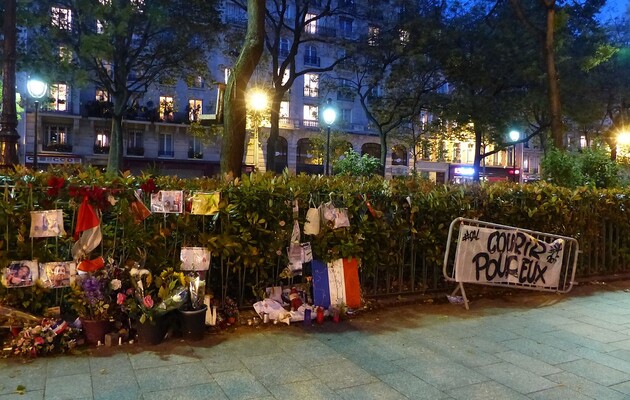 Жертвами атаки на клуб Le Bataclan и ресторан Le Petit Cambodge стали 130 человек, более 350 были ранены