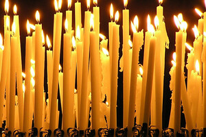 У Росії тіктокер прикурив від свічки в храмі — його звинуватили в образі почуттів вірян