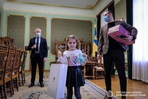 Президент подарил куклу девочке, которая осталась без подарка на 8 марта в Черновцах