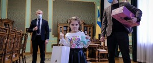 Президент подарував ляльку дівчинці, яка залишилася без подарунка на 8 березня в Чернівцях 