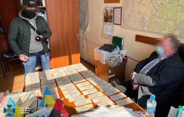 Чиновника НАН Украины задержали на взятке