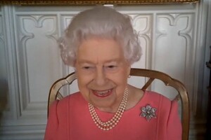Королева Елизавета II впервые появилась на публике после интервью принца Гарри и Меган Маркл и рассказала о Гагарине